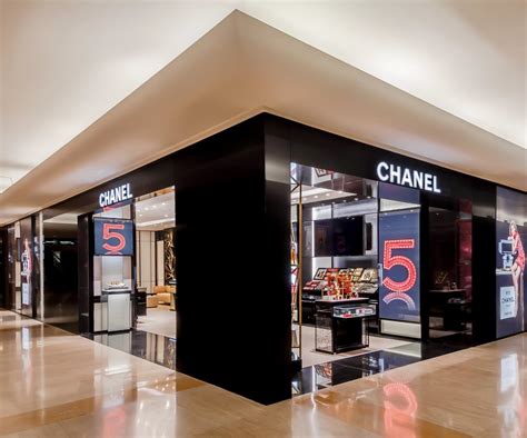 Boutiques and authorized CHANEL retailers Izmir .